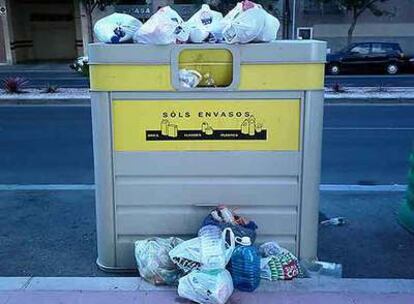 La basura rebosa en este contendor, en una calle de Castellón.