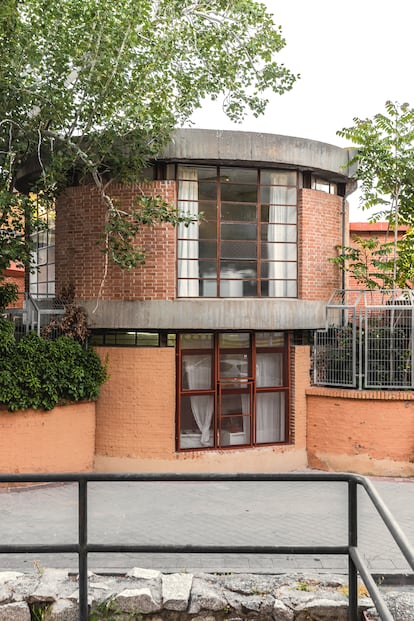 La escuela se proyectó en 1962 y se construyó entre 1969 y 1970 con ladrillo y hormigón como materiales principales.