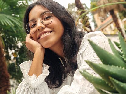 La ilustradora Rocío Quillahuaman 
con vestido de Maje.