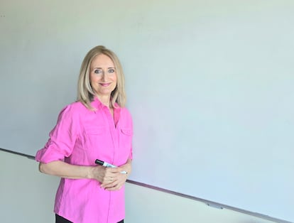 Teresa Gracia Chinesta Revert, conocida como Tu profesora de Lengua en YouTube, en la sala donde graba sus vídeos. Foto cedida por Teresa Gracia Chinesta Revert.