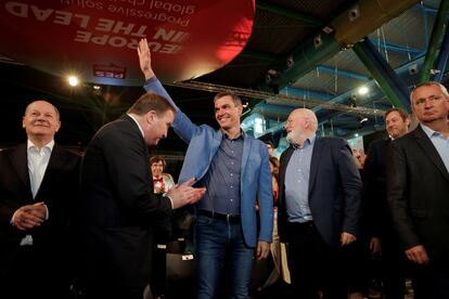 Spain's acting Prime Minister Pedro Sánchez with German Chancellor Olaf Scholz and other leaders at the meeting of the Party of European Socialists in Málaga on November 11, 2023. 