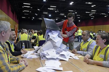Comienzo del recuento de votos en el Centro Internacional de Conferencias de Edimburgo, Escocia.