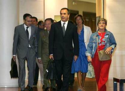 El ministro Alonso (centro), acompañado del Jefe del Estado Mayor de la Defensa, ayer en el Congreso.