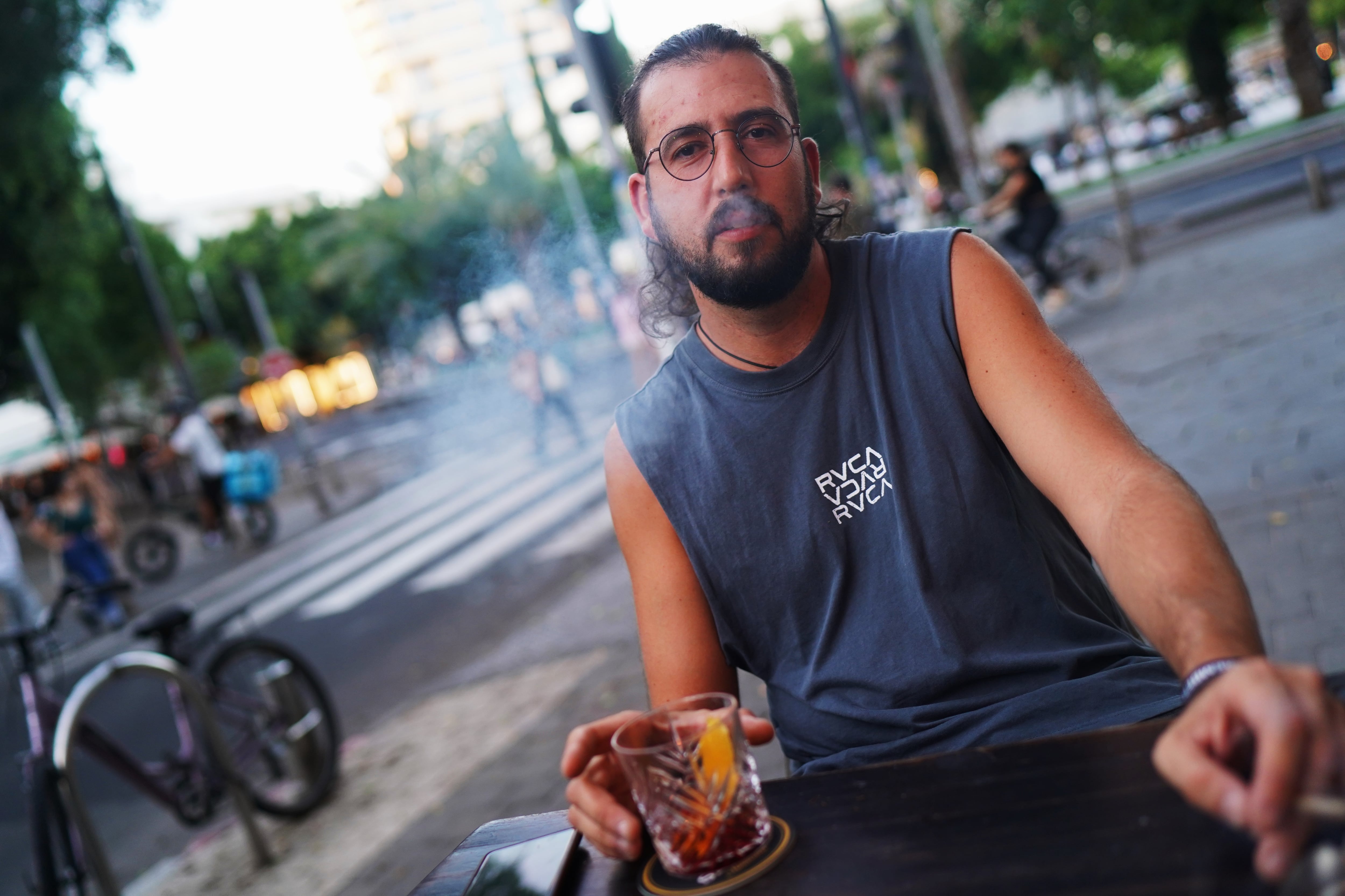 Jossi Alter, fotografiado en Tel Aviv el 17 de septiembre. Este cámara de televisión israelí y ‘dj’ perdió a varios amigos en el festival Nova. Su trabajo durante el último año ha estado marcado por la guerra.
