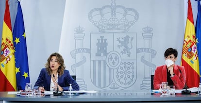 La ministra de Transportes, Movilidad y Agenda Urbana, Raquel Sánchez, y la ministra Portavoz, Isabel Rodríguez, tras la reunión del Consejo de Ministros.