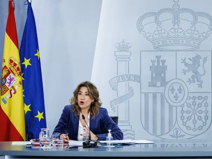 La ministra de Transportes, Movilidad y Agenda Urbana, Raquel Sánchez, y la ministra Portavoz, Isabel Rodríguez, tras la reunión del Consejo de Ministros.