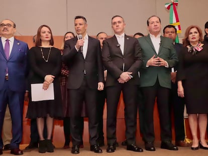 Jorge Carlos Ramírez Marín, Nuvia Mayorga, Alejandro Murat, Adrián Ruvalcaba y Eruviel Ávila, entre otros, durante una conferencia de prensa el 19 de diciembre.