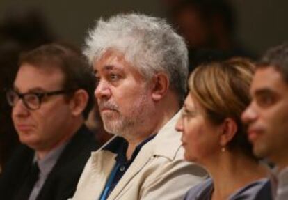 Los productores Axel Kuschevatzky, Pedro Almodóvar y Esther García, durante la rueda de prensa de 'Relatos salvajes'.