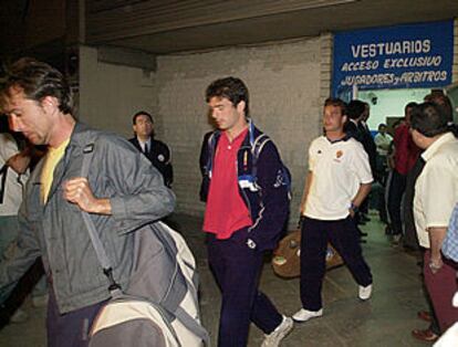 Juanele, Vales y Jamelli se dirigen al autocar que les sacó de La Romareda después de tres horas de asedio por parte de los aficionados.