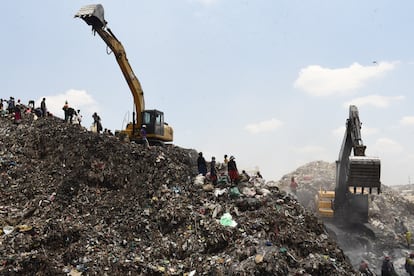 Una excavadora sobre una montaña de basura en el vertedero de Dandora.