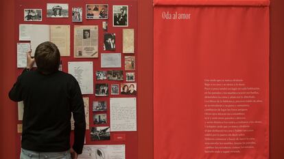 Un asistente de la exposición lee un poema de María Mercedes Carranza, en la Biblioteca Nacional de Colombia, en Bogotá.