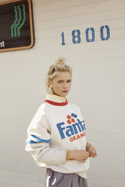 Camiseta amarilla, sudadera y pantalones, todo de Marc Jacobs. La modelo lleva la crema hidratante correctora del color Aquasource CC Gel, de Biotherm.