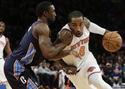 JR Smith, a la derecha, ante Gordon, de Charlotte.