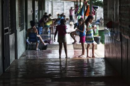 Un grupo de 180 personas, de los más de 8,000 cubanos varados en Costa Rica viajarán en avión hacia El Salvador donde su viaje continuará por tierra hacia Guatemala y México rumbo a Estados Unidos. En la imagen un grupo de niñas migrantes cubanas esperan en un albergue de La Cruz de Guanacaste, Costa Rica.