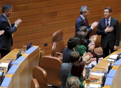 Alberto Núñez Feijóo recibe el aplauso de los diputados del PP tras ser elegido nuevo presidente de Galicia.