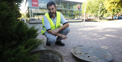 José María Cámara inspecciona una alcantarilla en el barrio de la Peseta.