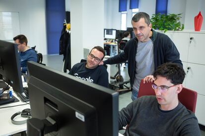 Bernardo Quintero, de pie, con su equipo de VirusTotal en las oficinas de Málaga en el invierno de 2020.