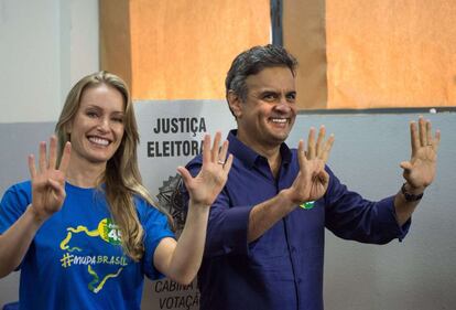 O candidato Aécio Neves posa com sua mulher depois de votar em Belo Horizonte esta manhã.