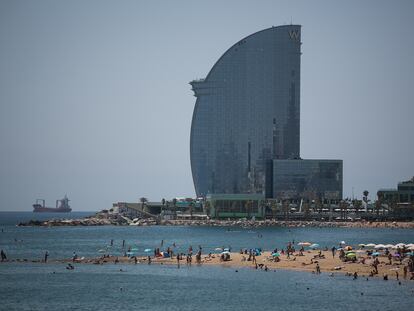 La playa de la Barceloneta con el hotel W de fondo.