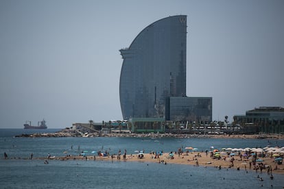 La playa de la Barceloneta con el hotel W de fondo.