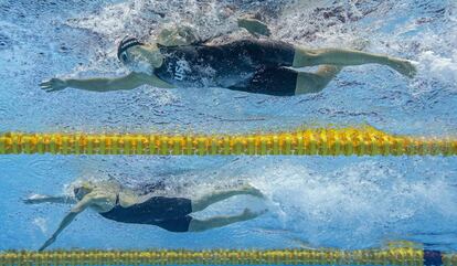 Ariarne Titmus, con gorro amarillo, adelanta a Ledecky en la final de 400.