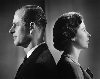 El príncipe de Edimburgo y la reina Isabel II, en el palacio de Buckingham, en 1958. 