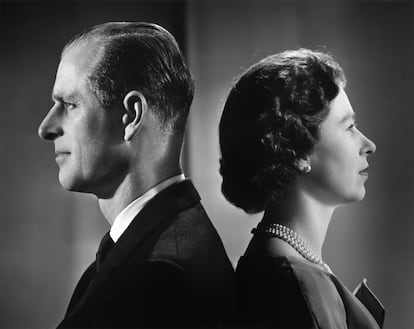 El príncipe de Edimburgo y la reina Isabel II, en el palacio de Buckingham, en 1958.