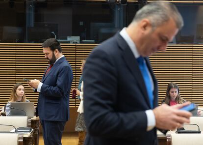 El diputado de EH Bildu, Jon Iñarritu (izquierda), y el portavoz de Vox en el Ayuntamiento, Javier Ortega Smith (d), durante la Comisión de Justicia.