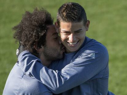 Marcelo bromea con James en el entrenamiento de este martes previo al partido contra el Borussia. 