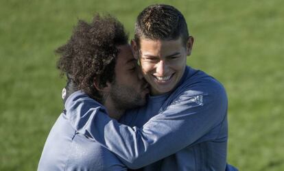 Marcelo bromea con James en el entrenamiento de este martes previo al partido contra el Borussia.