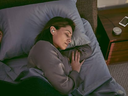 Una mujer descansa gracias a los auriculares Bose Sleepbuds, que ayudan a conciliar el sueño.