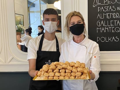 Estela Gutiérrez, con su hijo, en la nueva pastelería Estela.