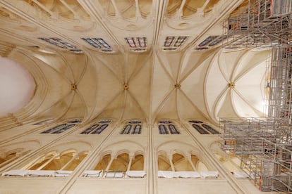 24 de octubre de 2023: la nave central de la catedral, ya restaurada. 
