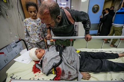 Una familia palestina herida por los ataques aéreos israelíes en la ciudad de Jan Yunis, este miércoles en el hospital de Nasser, en Gaza.