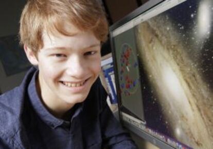 Neil Ibata, de 15 años, junto a una imagen de Andrómeda.