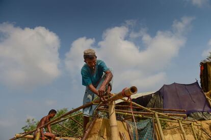Un refugiado rohinyá arregla su vivienda en el campo de Kutupalong.