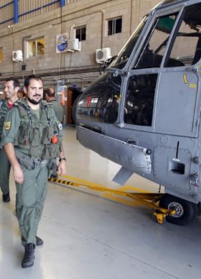 El sargento mecánico Carlos Caramanzana, uno de los desaparecidos, en Gando junto a un Super Puma.