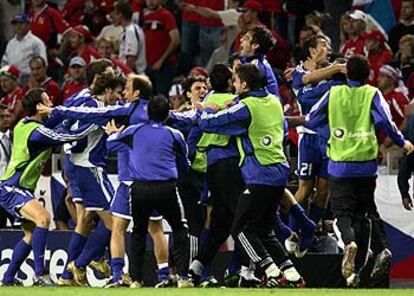 Los jugadores helenos celebran el gol de plata de Dellas, conseguido justamente cuando iba a finalizar la primera parte de la prórroga y que metió a Grecia en su primera final.