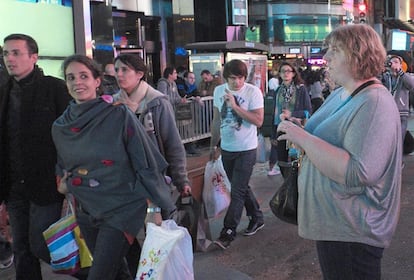 En 2011, la fotógrafa y profesora estadounidense Haley Morris-Cafiero decidió hacerse un 'selfie' en medio de Times Square. Cuando lo vio, se dio cuenta de que pese a que el centro de Nueva York es un lugar lleno de estímulos visuales, los viandantes posaban sus ojos sobre ella y que no se trataba de un hecho aislado. Su sobrepeso captaba más la atención que el monumento más emblemático. "Empecé este proyecto por accidente. Al ver esa foto me di cuenta de que un tío parecía estar burlándose de mí a mis espaldas", dice la artista. El libro 'The Watchers' (Los observadores), de la editorial The Magenta Foundations, incluye muchas de las imágenes de la serie que creó tras esa primera instantánea reveladora.