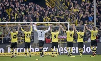 Los jugadores del Borussia celebran su victoria ante el Friburgo. En el encuentro marcaron Robert Lewandowski (minuto 41, 1-1 y minuto 45, 3-1) Nuri Sahin (minuto 44, 2-1; minuto 72, 4-1) Leonardo Bittencourt (minuto 78, 5-1) y Jonathan Schmid por parte del Everton, que hizo el 0-1.