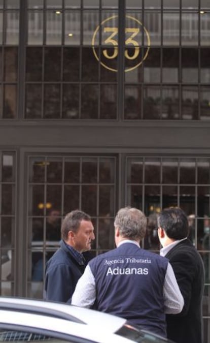 Agentes de Aduanas ante la casa de Rodrigo rato.