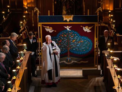 El dosel que se usará en la coronación del rey Carlos III, hecha a mano por la Royal School of Needlework, para mantener la privacidad durante la ceremonia de la unción.