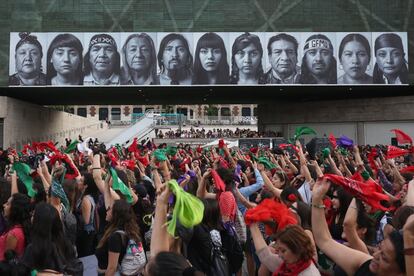 Un grupo de mujeres interpreta 'Un violador en tu camino', en Santiago (Chile), el 19 de diciembre.