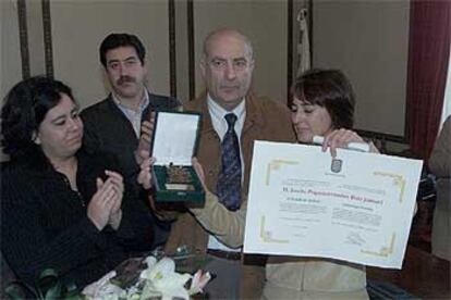 Estibaliz Garmendia, viuda del jefe de la policía asesinado hace un año, recibe del alcalde la Medalla de Andoain.