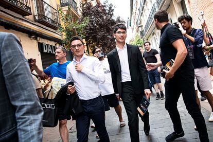 Caruana y Firouzja, rodeados de aficionados, llegan este sábado al Palacio de Santoña para la 2ª ronda