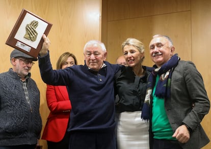 Yolanda Díaz, acompañada por el secretario general de UGT, Pepe Álvarez, hace entrega del premio al trabajo de la Fundación Luís Tilve a su padre, el exsecretario general de CCOO-Galicia, Suso Díaz en enero de 2024.
