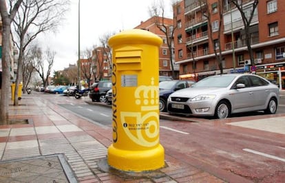 Buzón de correos recién pintado en una calle de Madrid.