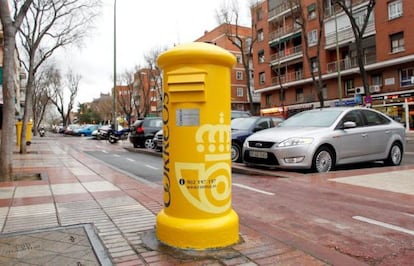 Buz&oacute;n de correos reci&eacute;n pintado en una calle de Madrid. 