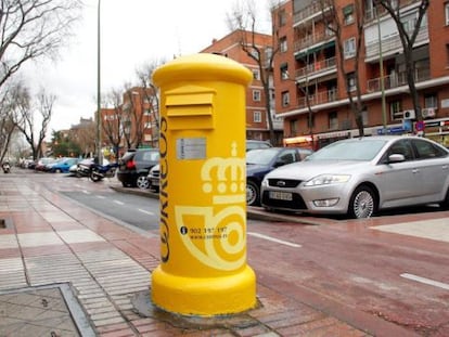 Buz&oacute;n de correos reci&eacute;n pintado en una calle de Madrid. 