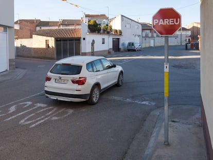 La nova senyal de Stop traduïda al català, als carrers de Torrelameu (Lleida).